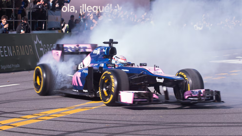 Franco Colapinto al mando del Lotus-Alpine. El sonido del motor V8 fue el gran protagonista de la tarde en Buenos Aires 