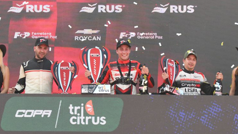 Agustín Martín celebró en lo más alto del podio en Concordia, junto a Gabriel Melian y Nicolás Herrera tras una final de alta intensidad | Prensa APTP