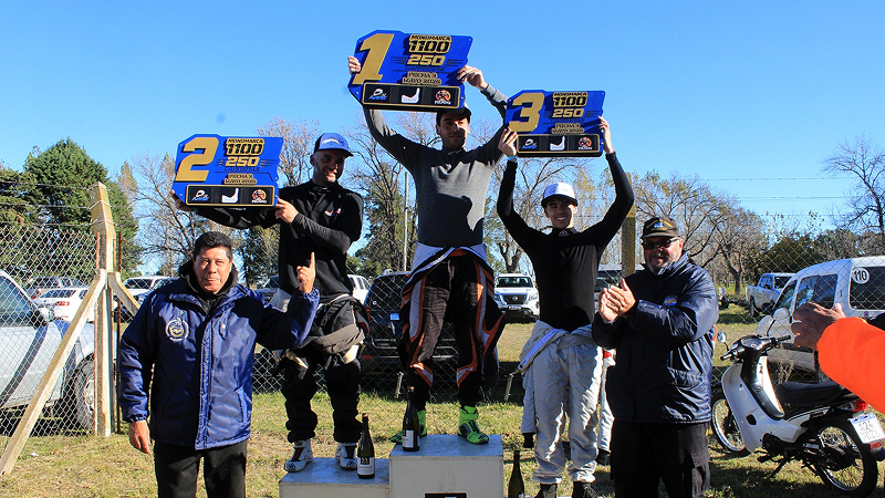 Emiliano Juez junto a Martinelli y Medina en el podio de la Monomarca 1100 | Foto gentileza Mario Pescader
