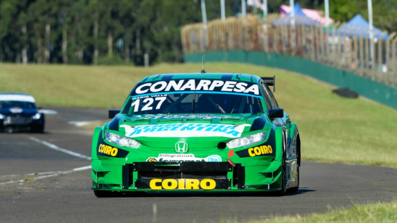 Mario Valle celebra en lo más alto del podio en Santiago del Estero tras lograr su primer triunfo en el Turismo Carretera 2000 | Prensa ACTC