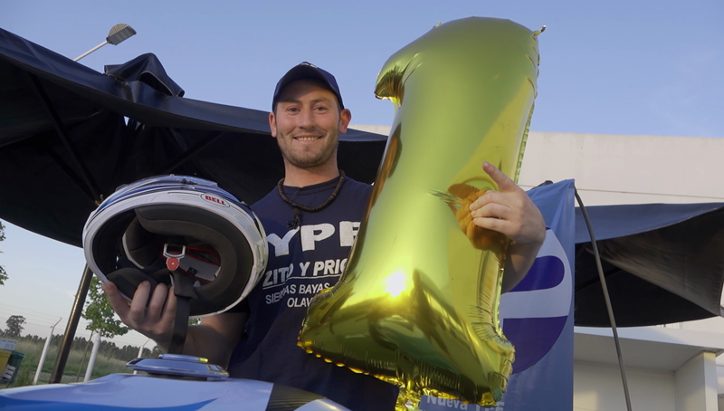 La felicidad de Facundo Pianciola por haber pintado el nùmero 1 en su moto. / Imagen de video