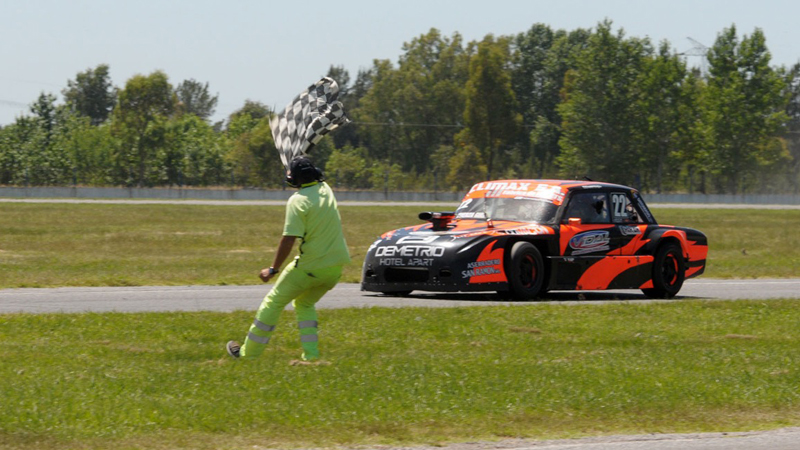 Primera bandera a cuadros como ganador Damián Covatti en el Turismo 4000 Argentino. | Foto prensa 