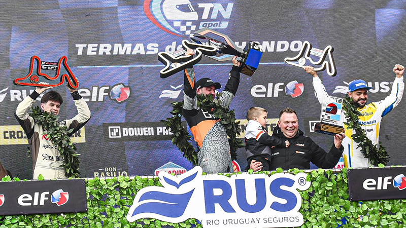 Lucas Petracchini celebró desde lo más alto del podio en Santiago del Estero tras firmar su primera victoria en la Clase 2 | Prensa TN APAT