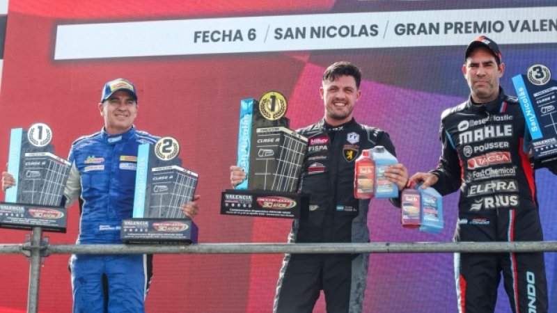 Gastón Rossi festejó en lo más alto del podio de la Clase A tras su victoria en el autódromo de San Nicolás | Prensa ProCar