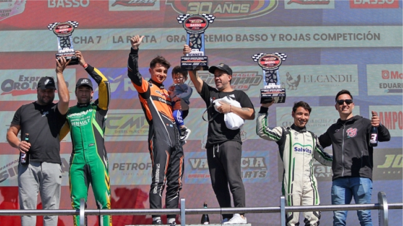 Gastón Iansa celebró en lo más alto del podio tras imponerse en la final de invitados de la Clase A | Prensa ProCar 4000