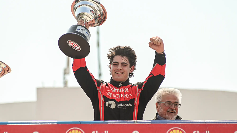Bautista Roqueta celebra en el podio de Rosario su primera victoria dentro del TC Pista Mouras | Gentileza ACTC