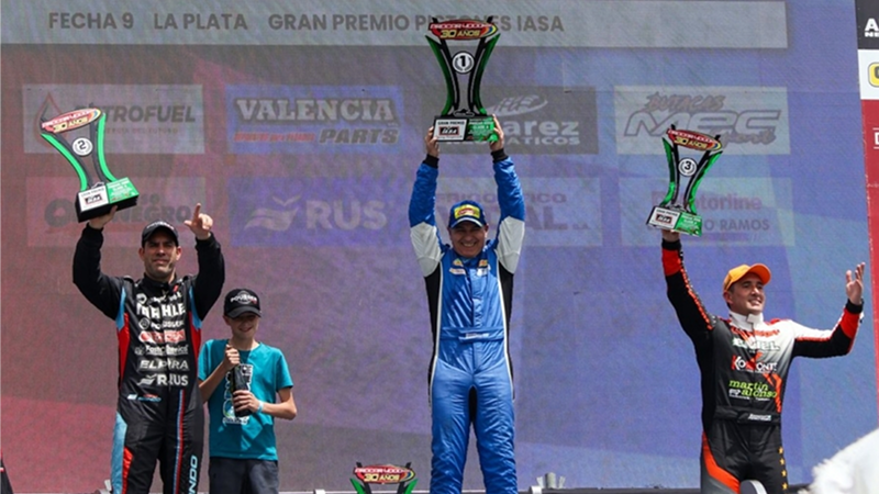Oscar "Zapallito" Sánchez festejó en lo alto del podio su triunfo junto a sus escoltas | Gentileza Procar 4000