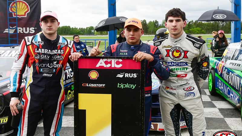 Santiago Biagi ajusta los detalles en la Toyota Hilux del RUS MED Team tras quedarse con el mejor tiempo en el Mouras | Gentileza ACTC