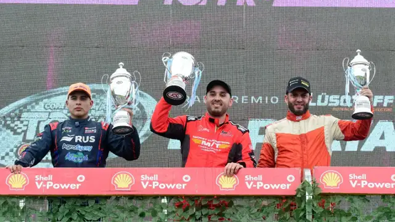 Nahuel Cordone junto a Biagi y Catelli festejando su primer podio en La Plata | Gentileza ACTC