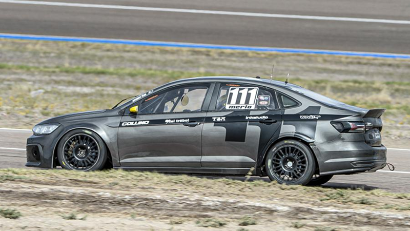 Javier Merlo transita el Autódromo Ciudad de San Martín con el Volkswagen Virtus tras quedarse con la pole position del TN Clase 3 | Gentileza TN Apat