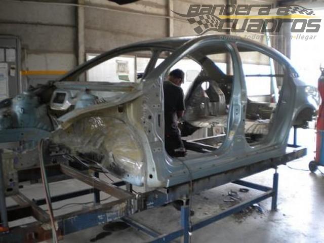 En el bunker del UR Racing, se trabaja intensamente en el nuevo vehículo del TN para Jonatan Castellano.