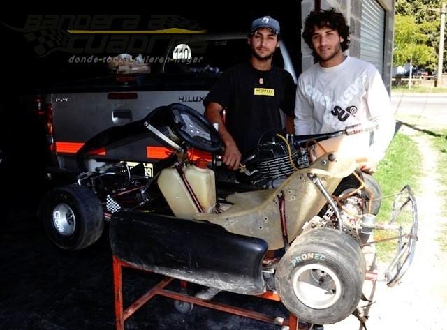 Ayrton Frascarelli junto con su hermano Elvio, encargado del motor que le entrega Marcos Arriolou.