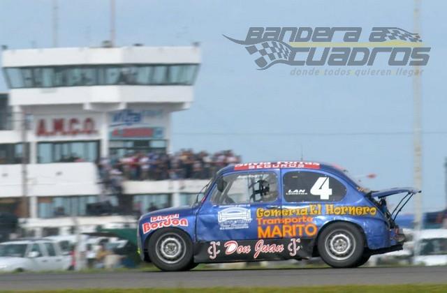 El ex campeón de la Fórmula "A" Gustavo Báez (Fiat 600) con la ex unidad de Mario Morey.