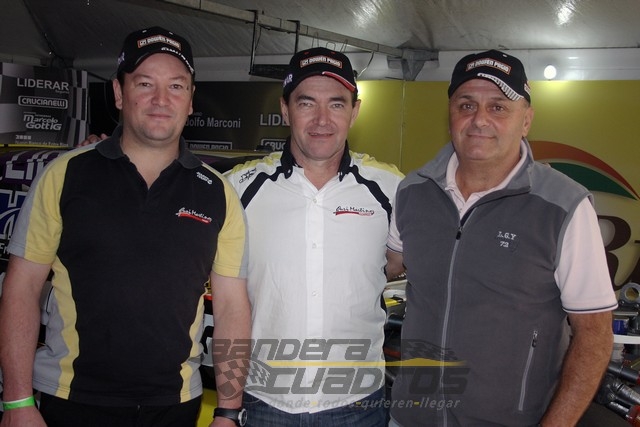 El motorista Miguel Ojeda, el ídolo de Ford Omar Martínez y el empresario Enrique Albín.