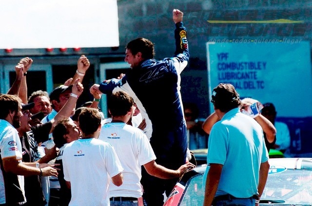 El UR Racing a pleno festeja con Pezzucchi un momento histórico: haber logrado el primer éxito en el TC Pista.
