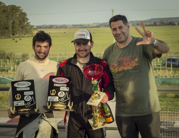 Nano Matta compartió con Colo Sánchez -ganador en la Monomarca- el trofeo del 3er. aniversario de Bandera a Cuadros.