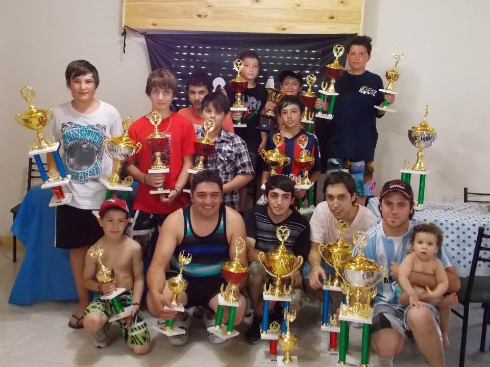 Los 13 competidores del Clausura 2013 recibieron los premios.