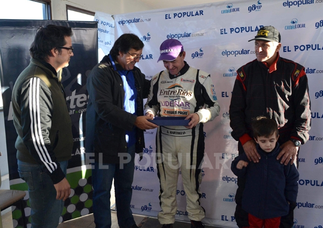 Lucas Pagano y Julio Botta del directorio de EL POPULAR entregaron una plaqueta a Omar Martínez, ganador con Fornes.