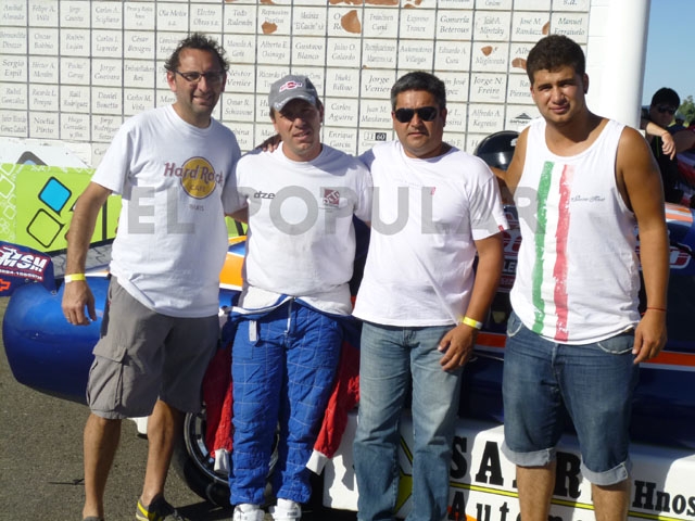 Guillermo Otero con los ganadores del concurso "Una Vuelta al Autódromo"