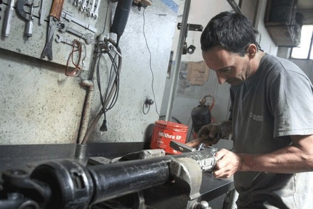 Eduardo Biscaichipy en el taller, trabajando en un cardan.