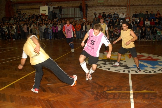 El gimnasio "Juan Manolio" de Pueblo Nuevo tendrá a los pilotos del TC jugando al fútbol.
