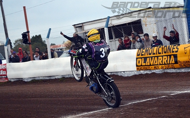 Gino Franchetti celebra haber ganado en la pista de El Fortín después de recuperarse de una caída.