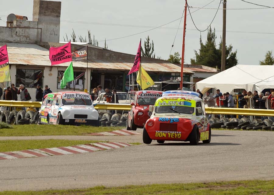 César González logró su objetivo de ganar por primera vez en la Promocional 850 del Sudeste. En segundo plano su escolta, Roberto Tito Gisler.