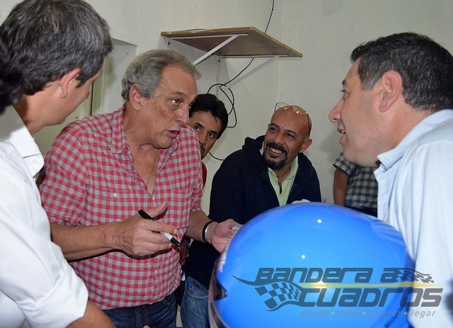 Juan María Traverso firmó el casco de la ANSV para sortear en Bandera a Cuadros.