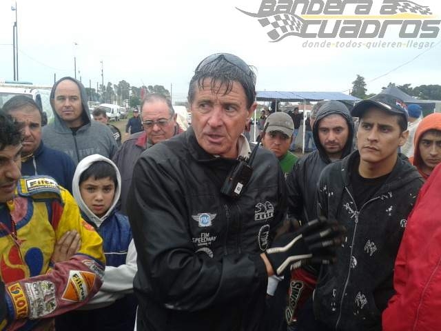 Cristóbal Mulet, titular de la Febom, indica a los pilotos la suspensión de la primera fecha del Argentino.
