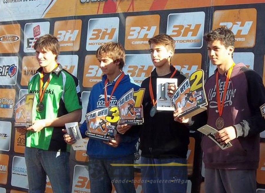 Ezequiel Tosoni (izquierda) pudo arribar quinto en Bragado.